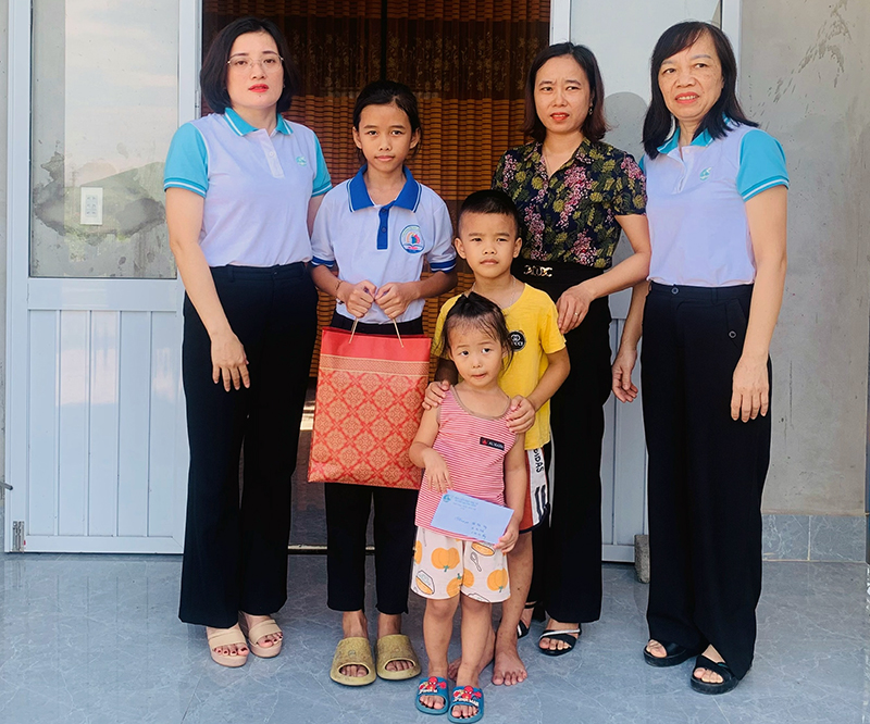 Hội LHPN huyện Quảng Ninh tặng quà và trao tiền hỗ trợ chương trình “Mẹ đỡ đầu-Kết nối yêu thương” cho trẻ mồ côi trên địa bàn huyện. 