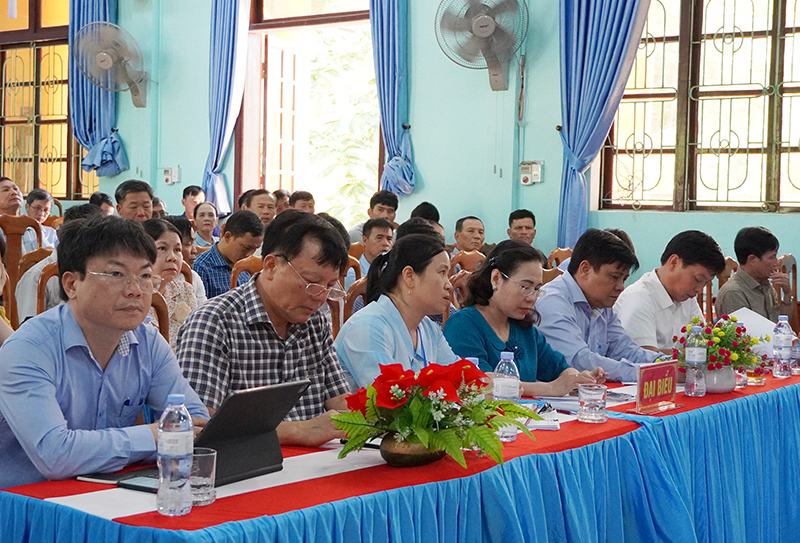 Các đại biểu tham dự tại buổi tiếp xúc cử tri.