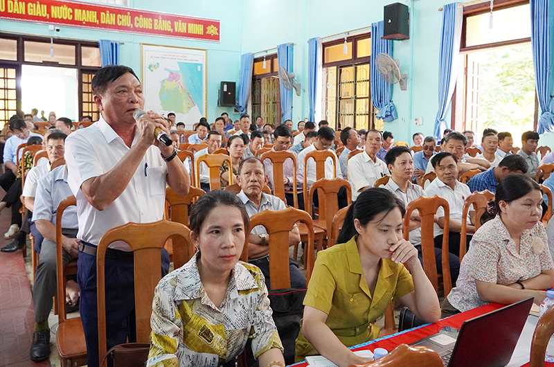 Cử tri phát biểu ý kiến tại buổi tiếp xúc.