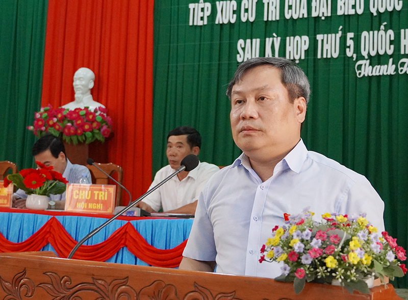  Đồng chí Bí thư Tỉnh ủy Vũ Đại Thắng tiếp thu, trao đổi ý kiến của cử tri.