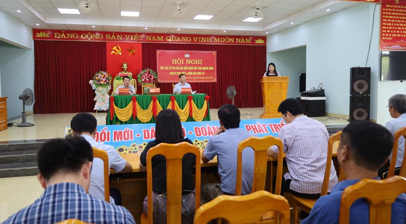 Các ĐBQH tiếp xúc cử tri huyện Minh Hóa tại địa bàn xã Tân Hóa.