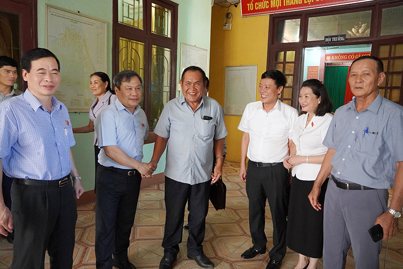 Đoàn ĐBQH tỉnh trò chuyện cùng cử tri huyện Bố Trạch.