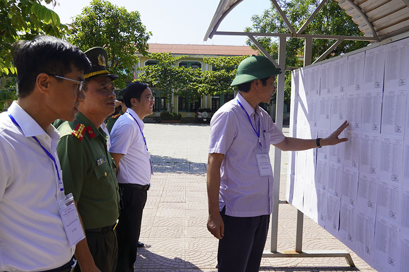 Đồng chí Phó Chủ tịch UBND tỉnh kiểm tra tại điểm thi Trường THPT Ninh Châu.