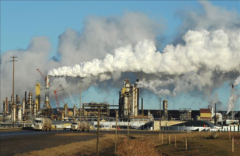 Khói bốc lên từ cơ sở lọc dầu ở Bắc Alberta, Fort McMurray, Canada. Ảnh tư liệu: AFP/TTXVN