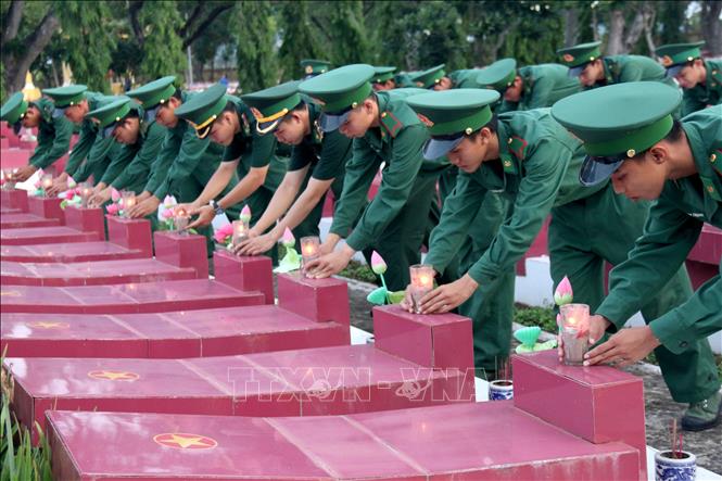 Chiến sỹ trẻ thắp nến tưởng nhớ anh hùng liệt sỹ đã hy sinh vì Tổ quốc tại Nghĩa trang Liệt sỹ tỉnh Bình Thuận. Ảnh tư liệu: Nguyễn Thanh/TTXVN