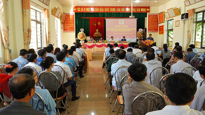 Quang cảnh buổi tiếp xúc cử tri tại xã Xuân Thủy.