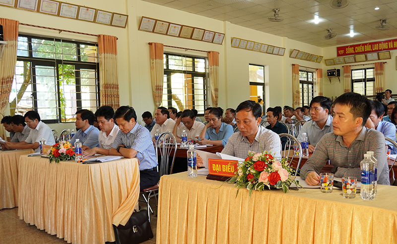 Các đại biểu tham dự buổi tiếp xúc cử tri.
