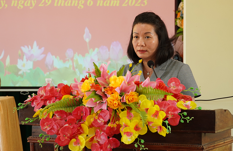 Đại biểu Nguyễn Minh Tâm báo cáo với cử tri một số kết quả nổi bật của kỳ họp thứ 5, Quốc hội khóa XV và hoạt động của Đoàn ĐBQH tỉnh. 