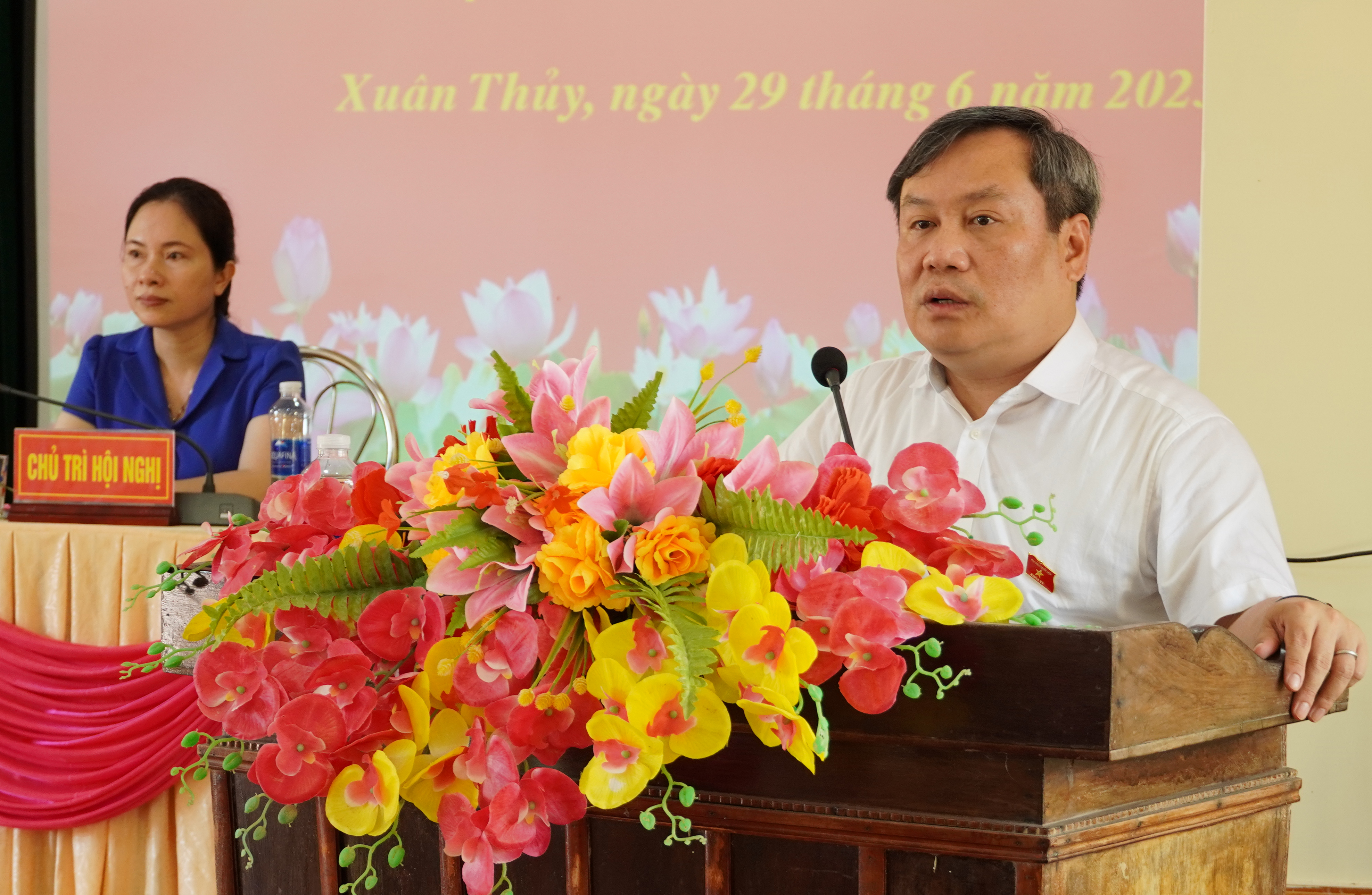 Đồng chí Vũ Đại Thắng, Ủy viên Trung ương Đảng, Bí thư Tỉnh ủy, Trưởng đoàn ĐBQH tỉnh tiếp thu, trao đổi về các kiến nghị của cử tri.