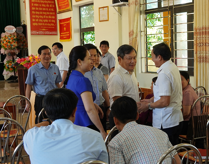 Đồng chí Vũ Đại Thắng, Ủy viên Trung ương Đảng, Bí thư Tỉnh ủy, Trưởng đoàn ĐBQH tỉnh trao đổi với các đại biểu, cử tri.