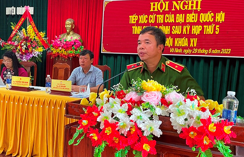 Thiếu tướng Nguyễn Tiến Nam tiếp thu các kiến nghị của cử tri huyện Quảng Ninh.