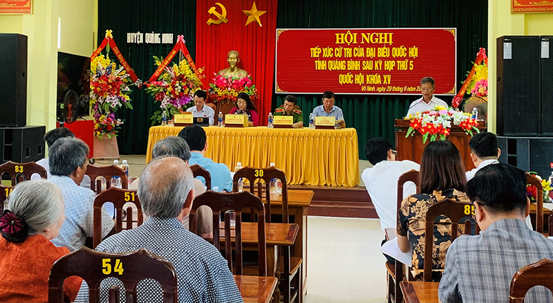 Cử tri huyện Quảng Ninh bày tỏ tâm tư, nguyện vọng.