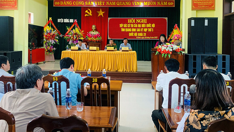 Toàn cảnh buổi tiếp xúc cử tri huyện Quảng Ninh.