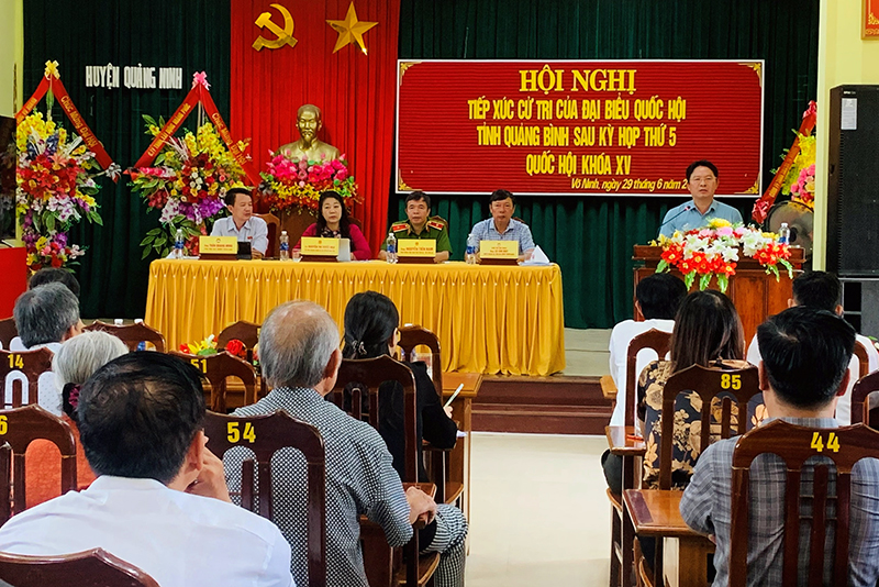 Lãnh đạo huyện Quảng Ninh trả lời các kiến nghị của cử tri.
