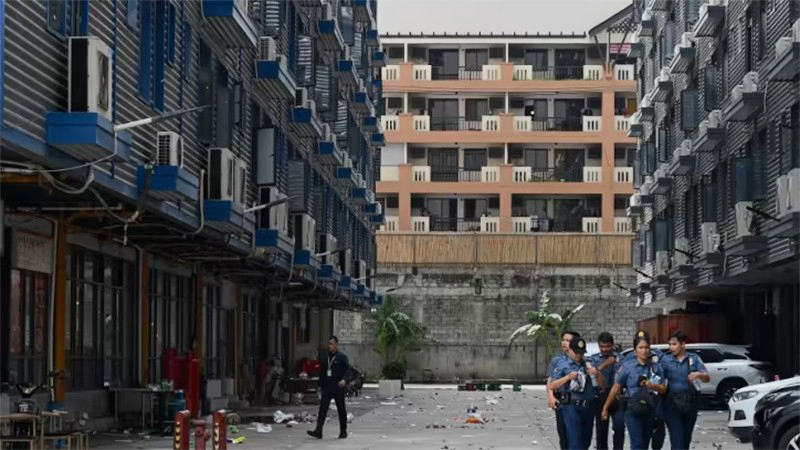  Cảnh sát lục soát các tòa nhà tại Manila, ngày 27/6/2023. (Ảnh: Jam Sta Rosa)