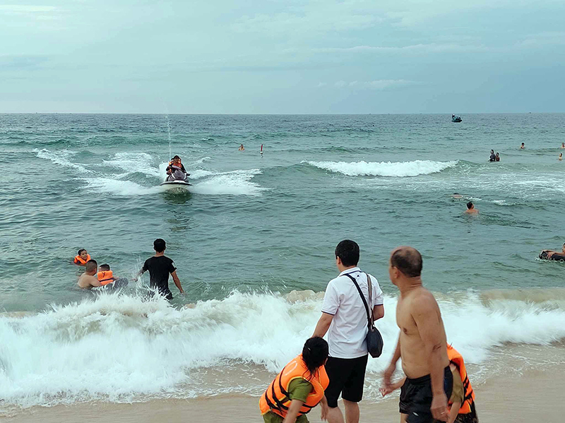 Môtô nước chở khách tốc độ nhanh và lao vào bờ, ảnh hưởng đến sự an toàn của người dân, nhất là trẻ em đang tắm biển.