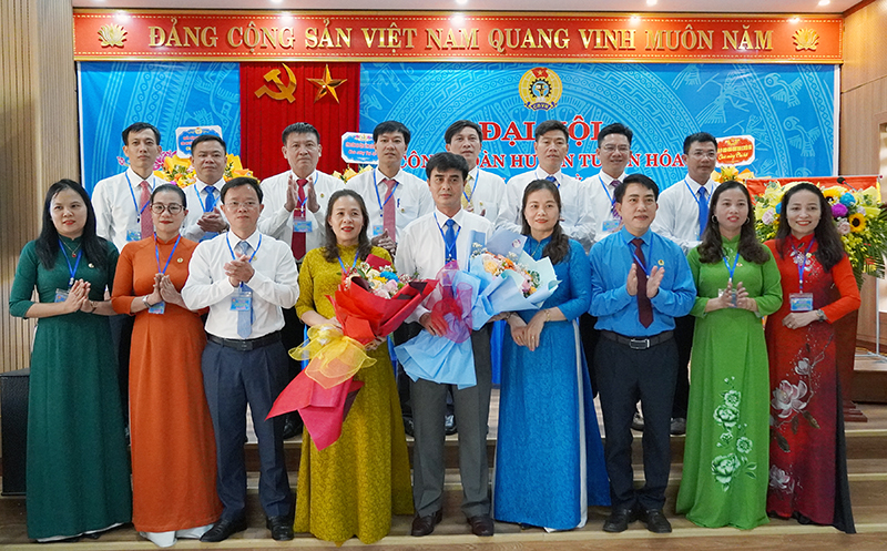 Lãnh đạo huyện Tuyên Hóa và Liên đoàn Lao động tỉnh tặng hoa, chúc mừng Ban Chấp hành Công đoàn huyện Tuyên Hóa khóa X. 
