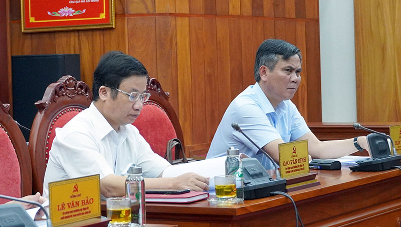 Đồng chí Chủ tịc UBND tỉnh Trần Thắng và đồng chí Trưởng ban Tuyên giáo Tỉnh ủy Cao Văn Định dự hội nghị