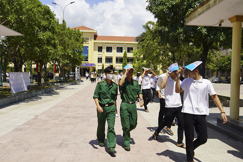 Thí sinh rời phòng thi với tâm trạng thoải mái