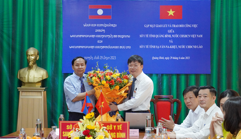 Giám đốc Sở Y tế tỉnh Quảng Bình Dương Thanh Bình tặng hoa chào mừng đoàn cán bộ y tế tỉnh Sạ-vẳn-na-khệt.