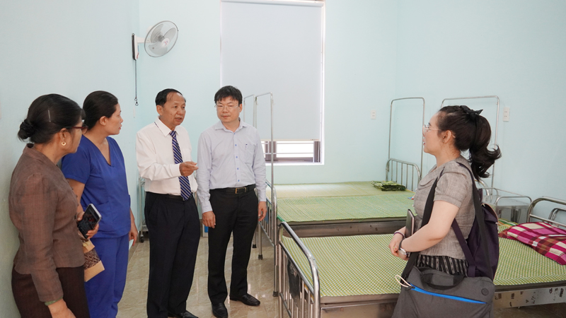 Đoàn công tác Sở Y tế  Sạ-vẳn-na-khệt tham quan mô hình Trạm y tế phường Đồng Phú.