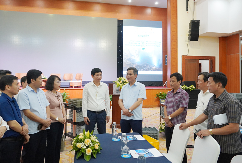 Đồng chí Chủ tịch UBND tỉnh Trần Thắng kiểm tra công tác chuẩn bị tại địa điểm diễn ra hội thảo.