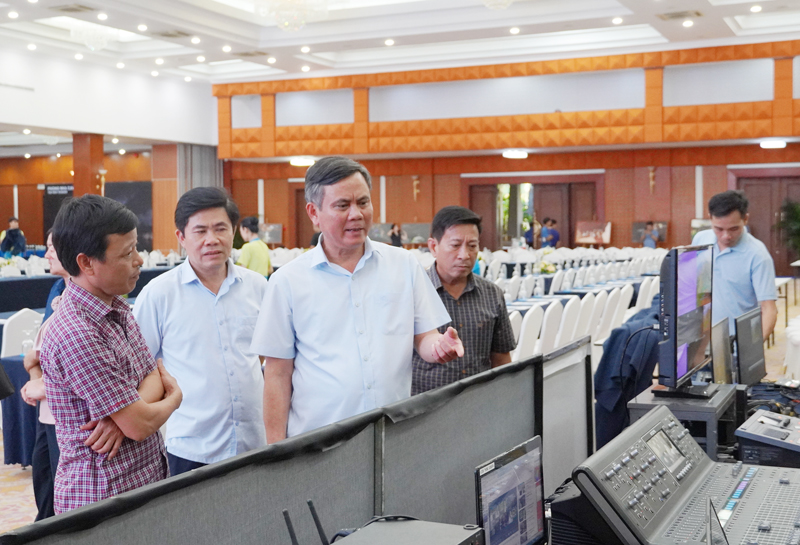 Đồng chí Chủ tịch UBND tỉnh Trần Thắng kiểm tra công tác chuẩn bị tại địa điểm diễn ra hội thảo.