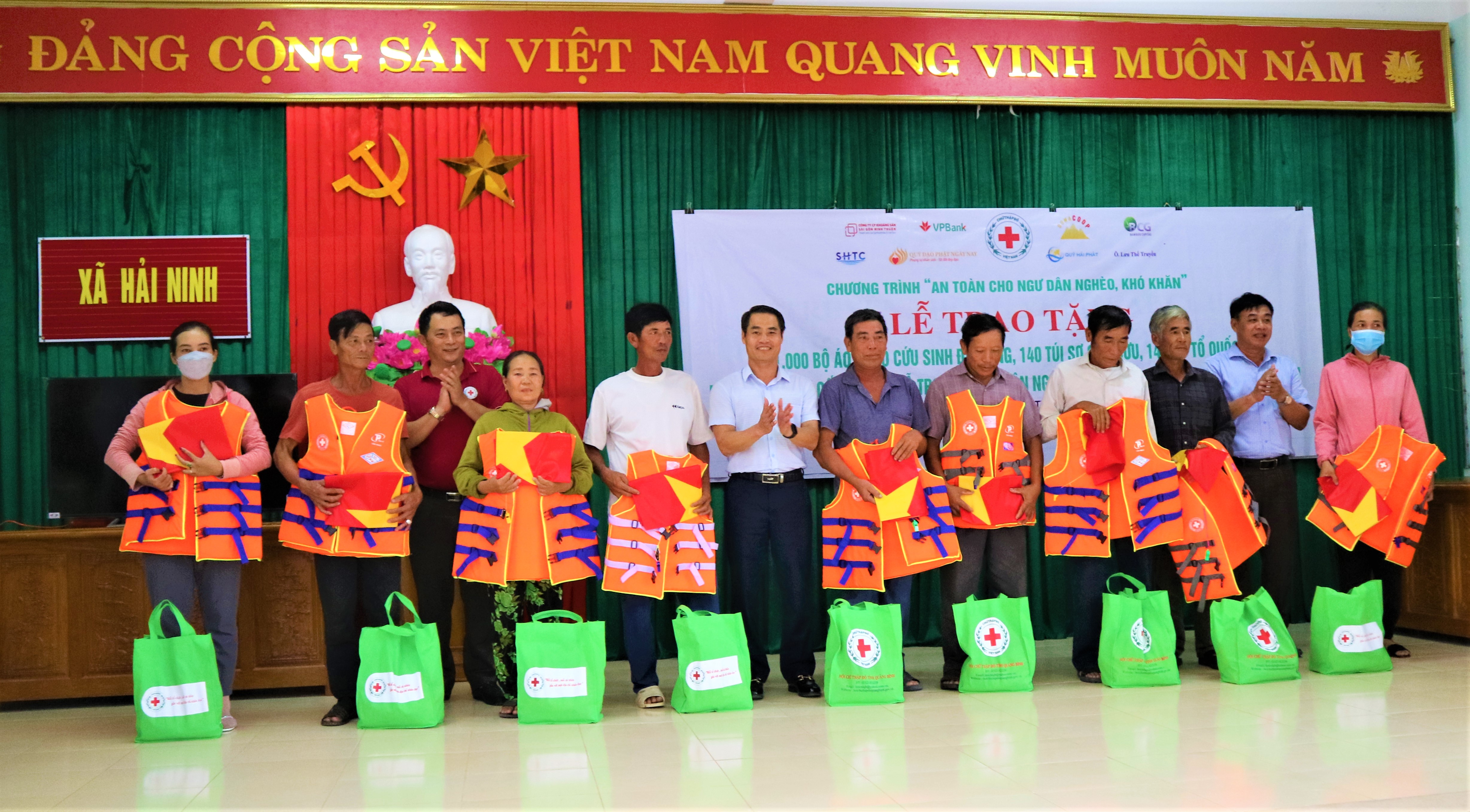 Trao quà cho ngư dân nghèo, khó khăn ở xã Hải Ninh (Quảng Ninh).