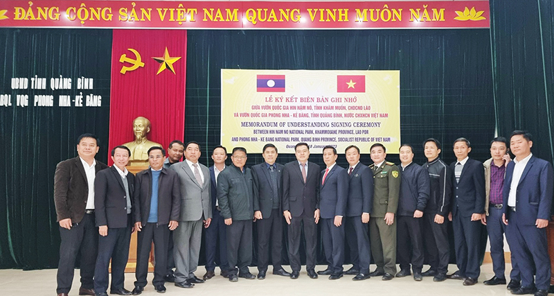 Hoạt động hợp tác liên biên giới giữa VQG Phong Nha-Kẻ Bàng và VQG Hin Nậm Nô, trong đó có ký kết biên bản ghi nhớ giữa hai đơn vị.(Nguồn: Tư liệu Phong Nha-Kẻ Bàng).