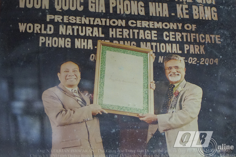 Ông Phan Lâm Phương đón bằng công nhận Di sản thiên nhiên thế giới VQG PN-KB từ đại diện UNESCO, vào sáng 15/2/2004. Ảnh nhân vật cung cấp.