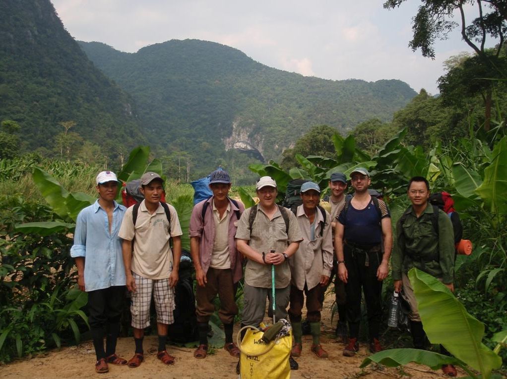 Mỗi năm, ông Hồ Khanh (thứ hai từ trái qua) dành thời gian 1-2 lần cùng đoàn thám hiểm của Hiệp hội Hang động Hoàng gia Anh khám phá, tìm kiếm hang động mới. Ảnh: Tư liệu