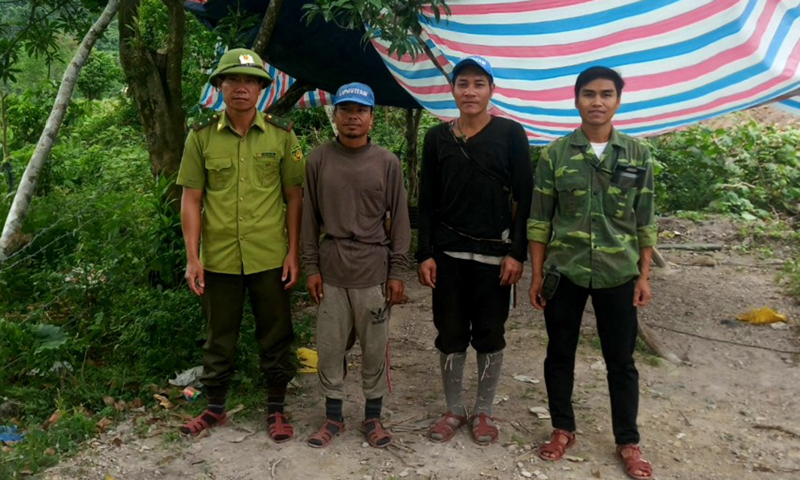 Đồng bào A Rem bản Km39, xã Tân Trạch tham gia tuần tra bảo vệ rừng di sản.