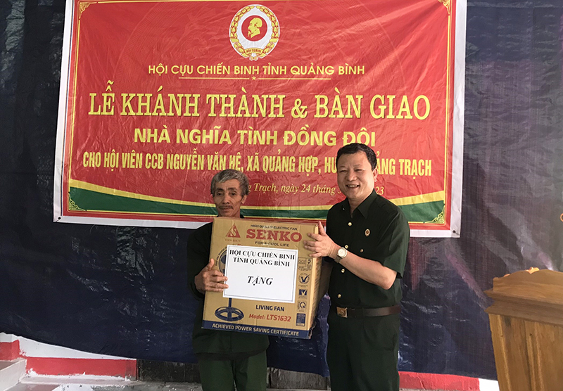 Đại diện lãnh đạo Hội CCB tỉnh bàn giao nhà “Nghĩa tình đồng đội” và tặng quà cho CCB Nguyễn Văn Hệ (thôn Thanh Xuân, xã Quảng Hợp, Quảng Trạch).