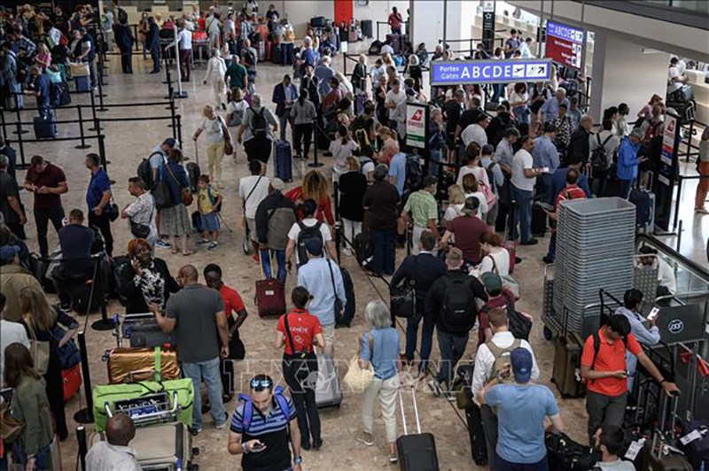 Hành khách tại sân bay Geneva, Thụy Sĩ, ngày 15/6/2022. Ảnh (tư liệu) minh họa: AFP/TTXVN