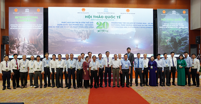 Lãnh đạo tỉnh chụp ảnh lưu niệm với các đại biểu.