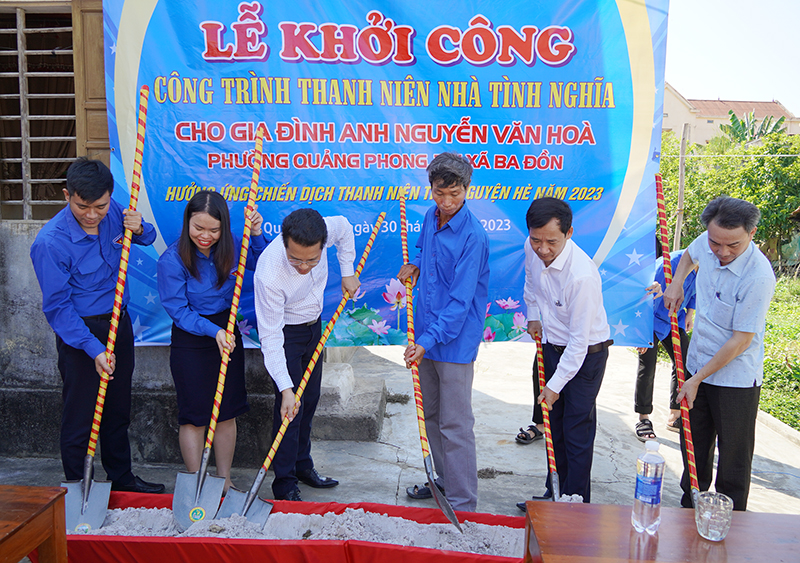 Đại diện lãnh đạo các đơn vị, địa phương liên quan cùng gia đình anh Nguyễn Văn Hòa (phường Quảng Phong, TX. Ba Đồn) tiến hành lễ động thổ, khởi công xây nhà. 
