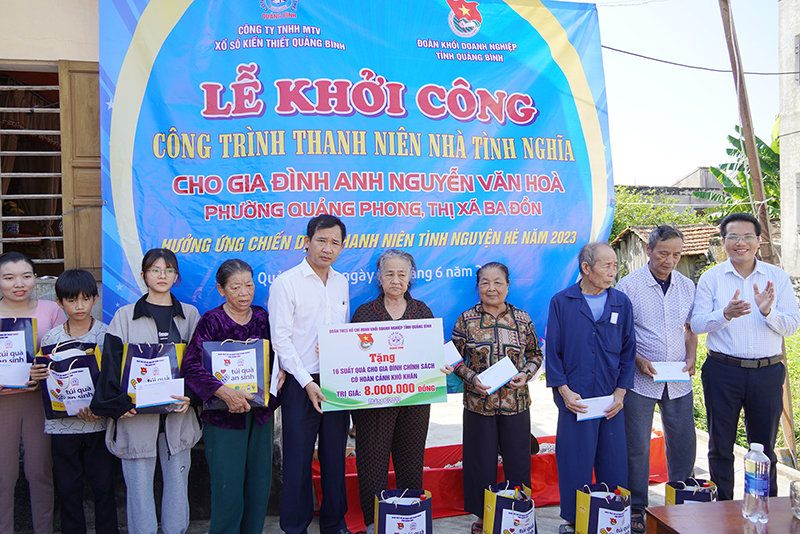 Đại diện lãnh đạo Đảng ủy Khối DN tỉnh và Công ty TNHH MTV Xổ số kiến thiết Quảng Bình tặng quà cho những gia đình chính sách có hoàn cảnh khó khăn trên địa bàn phường Quảng Phong (TX. Ba Đồn).