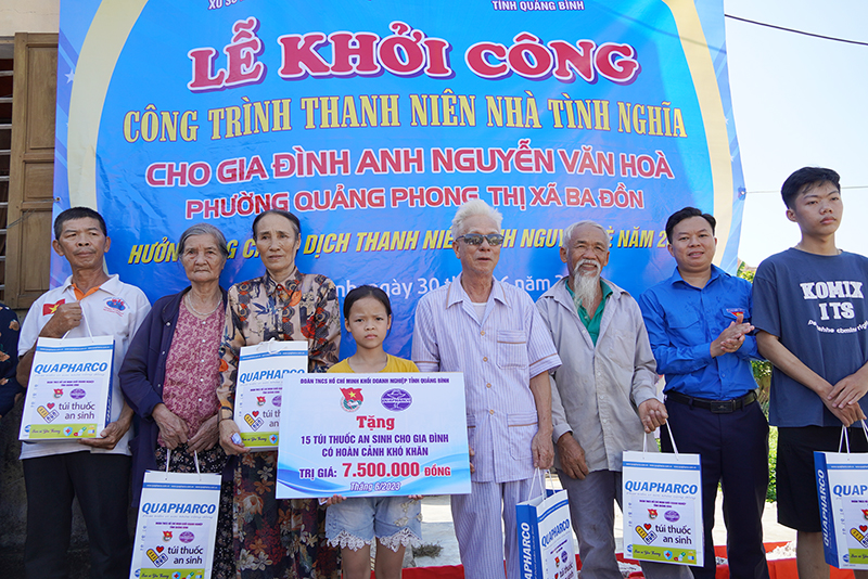 Đại diện Đoàn Khối DN tỉnh tặng túi thuốc an sinh cho các gia đình có hoàn cảnh khó khăn trên địa bàn phường Quảng Phong (TX. Ba Đồn). 