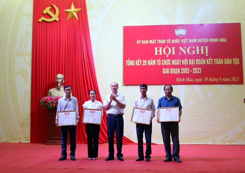 Ủy ban MTTQVN tỉnh, UBND và Ủy ban MTTQVN huyện Minh Hóa tiến hành biểu dương, khen thưởng nhiều tập thể, cá nhân ở địa phương vì đã có nhiều thành tích xuất sắc trong 20 năm triển khai thực hiện Ngày hội ĐĐKTDT ở khu dân cư (giai đoạn 2003 - 2023). 