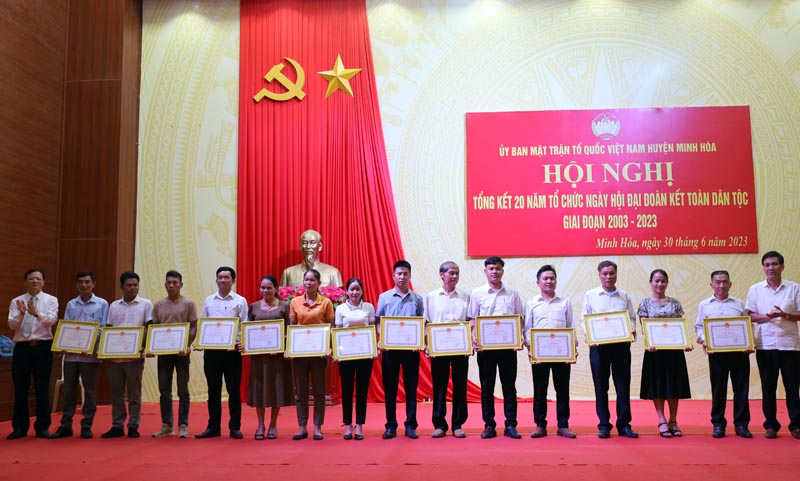 Các tập thể, cá nhân được khen thưởng tại hội nghị.