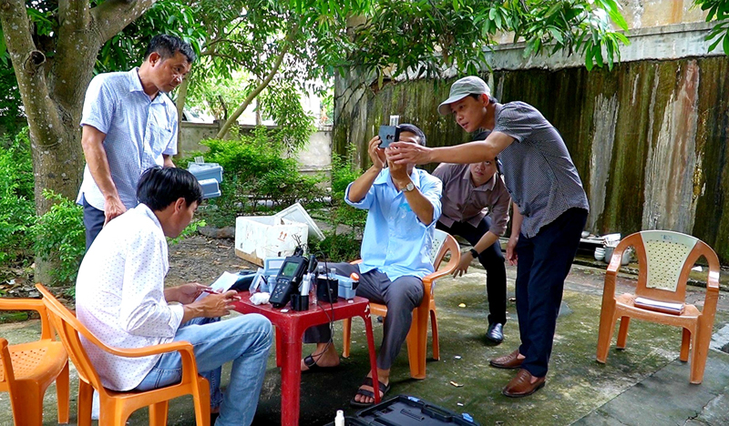 Cán bộ Trung tâm Kiểm soát bệnh tật tỉnh tiến hành lấy mẫu nước tại các công trình cấp nước để đo trực tiếp các thông số tại hiện trường theo quy chuẩn QCVN 01-1:2018/BYT. 