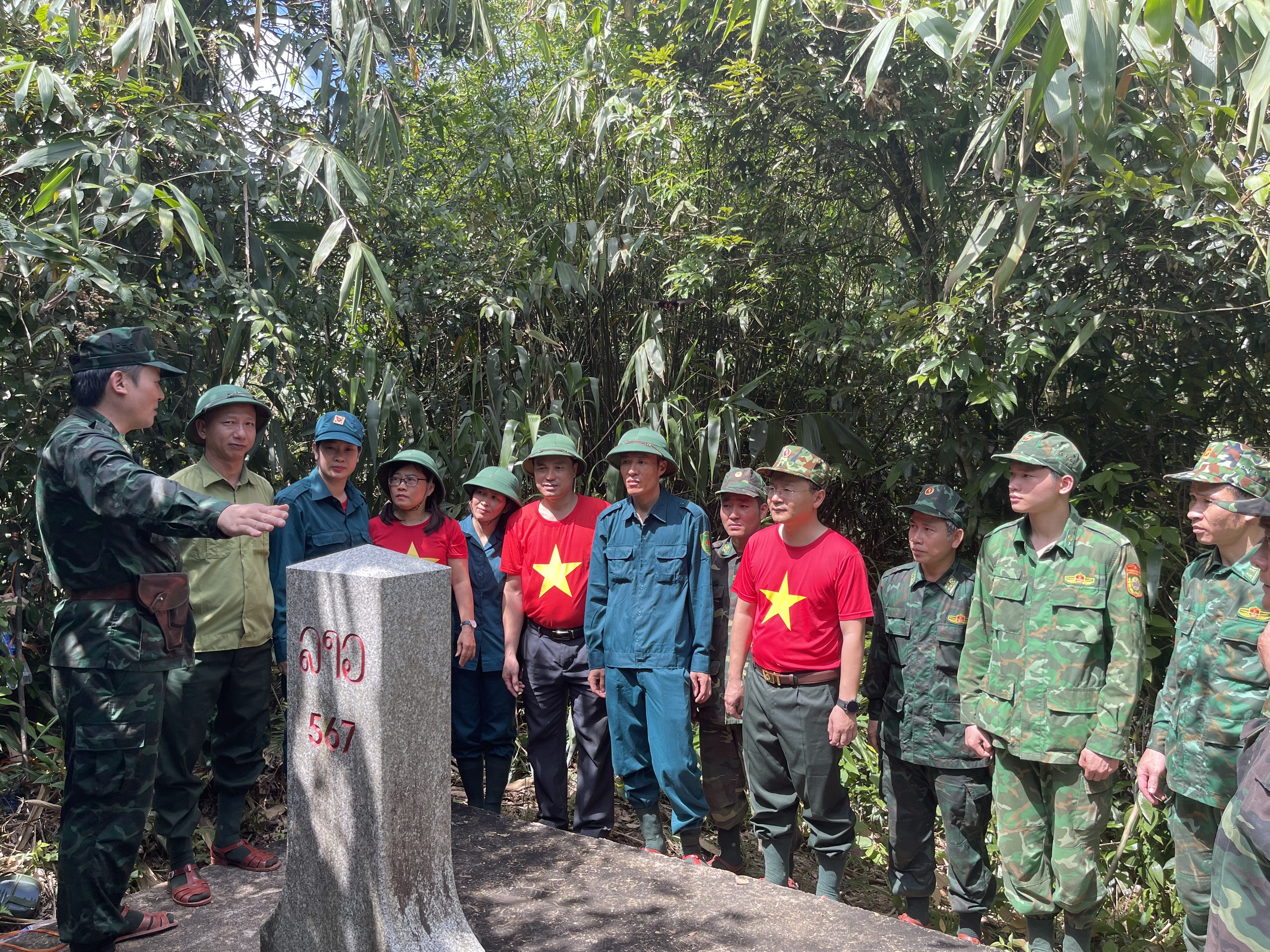 Đoàn đến kiểm tra, nghe chỉ huy Đồn Biên phòng Làng Ho giới thiệu về mốc quốc giới số 567