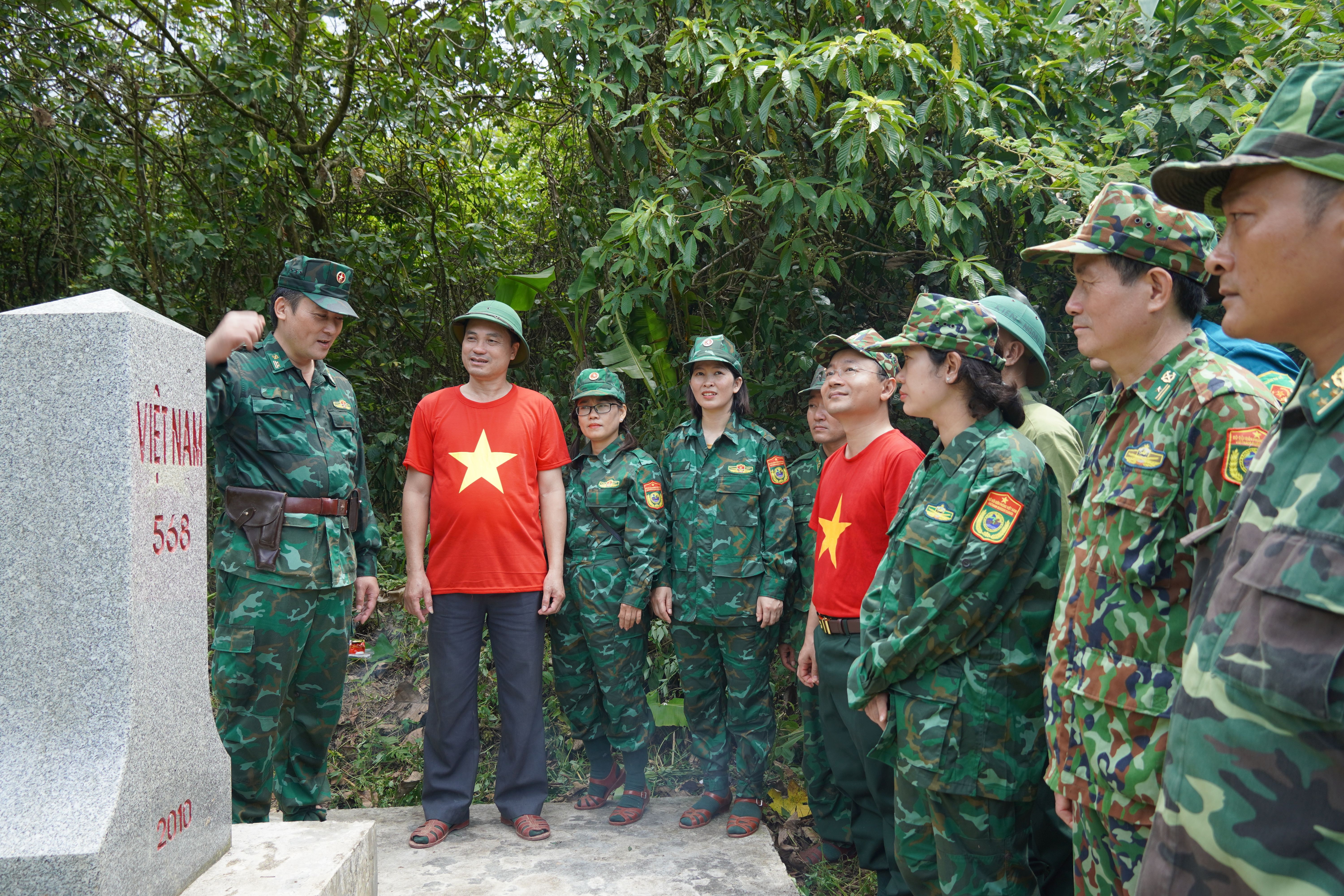 Đoàn đến kiểm tra nghe chỉ huy Đồn Biên phòng Làng Ho giới thiệu về mốc quốc giới số 568.
