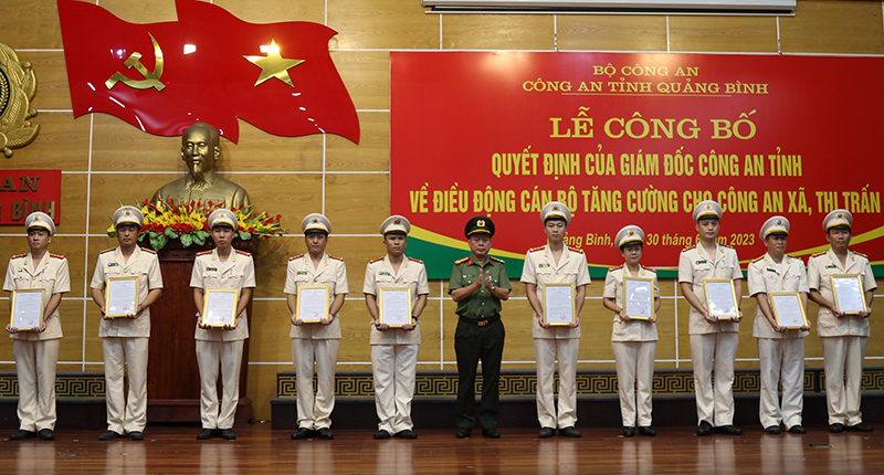 Đại tá Nguyễn Hữu Hợp, Giám đốc Công an tỉnh trao quyết định điều động cán bộ tăng cường cho công an xã, thị trấn năm 2023.
