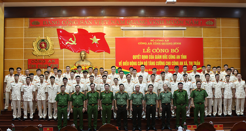 Lãnh đạo Cục Tổ chức Cán bộ, lãnh đạo Công an tỉnh và 69 đồng chí được điều động tăng cường cho công an xã, thị trấn năm 2023 chụp ảnh lưu niệm tại buổi lễ.