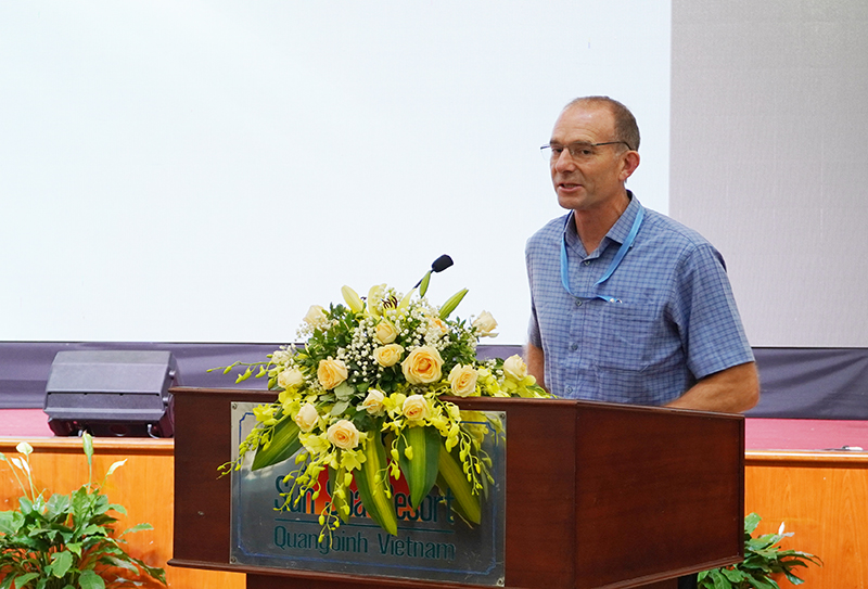 Ông Martin Holroyd, Chuyên gia an toàn hang động và quản lý, đào tạo (Hiệp hội hang động Hoàng gia Anh) trình bày tham luận tại hội thảo.