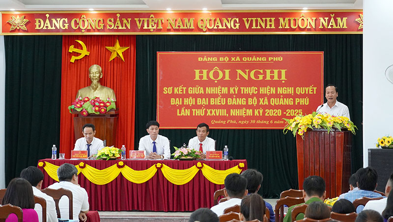 Đồng chí Bí thư Huyện ủy Nguyễn Xuân Đạt ghi nhận và đánh giá cao những kết quả đạt được qua nửa nhiệm kỳ của Đảng bộ xã Quảng Phú