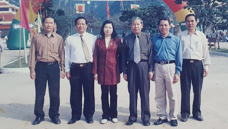 Ông Nguyễn Tấn Hiệp (người thứ hai từ bên trái sang) trong lễ đón nhận danh hiệu Di sản TNTG  của VQG Phong Nha - Kẻ Bàng năm 2003 