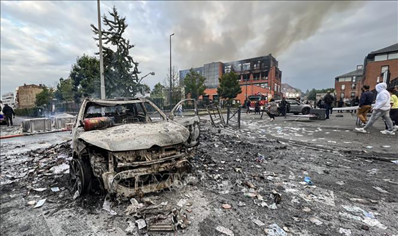 Ô tô bị đốt cháy trong cuộc biểu tình tại Paris, Pháp, ngày 29/6/2023. Ảnh: AFP/TTXVN