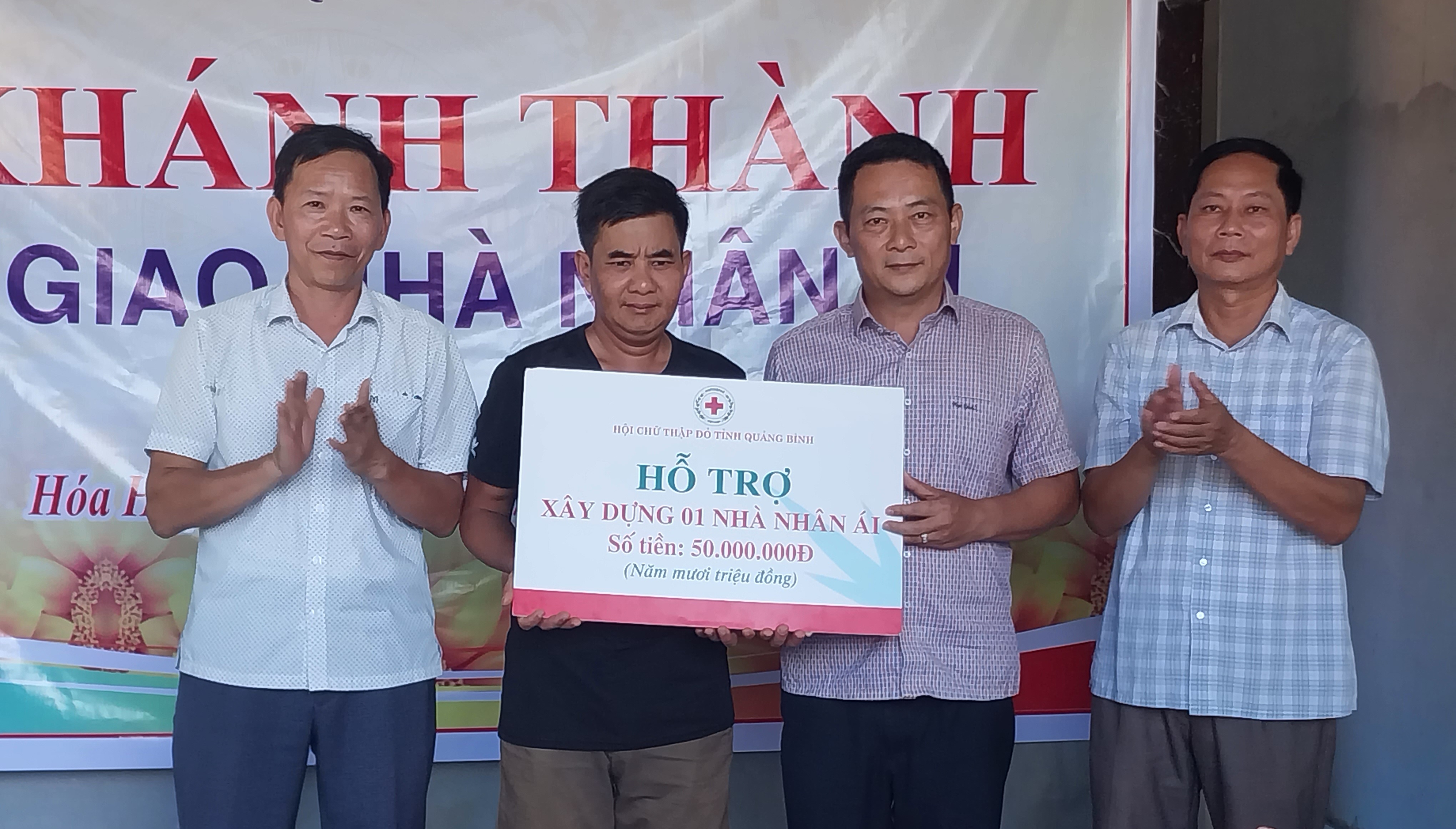 Bàn giao nhà "Nhân ái" tại xã Hóa Hợp